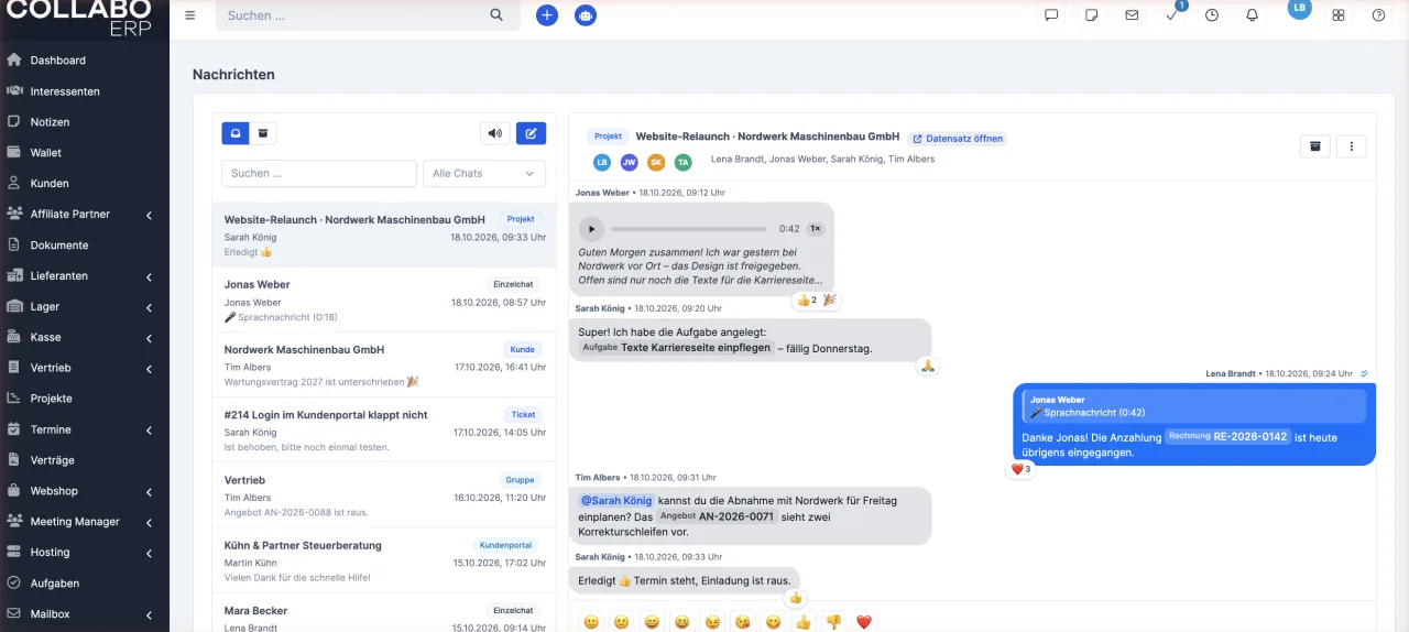 Team-Chat eines Projekts mit Sprachnachricht, Abschrift, Verweisen auf Aufgabe und Rechnung sowie Reaktionen